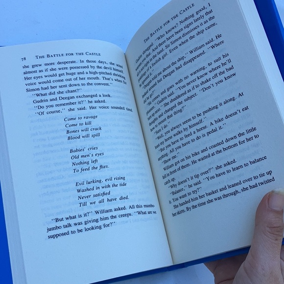 “The battle for the castle” hardback novel - Picture 5 of 12